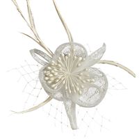Vit blomsterbrosch med fjädrar – 2-i-1 hårklämma & nålspänne